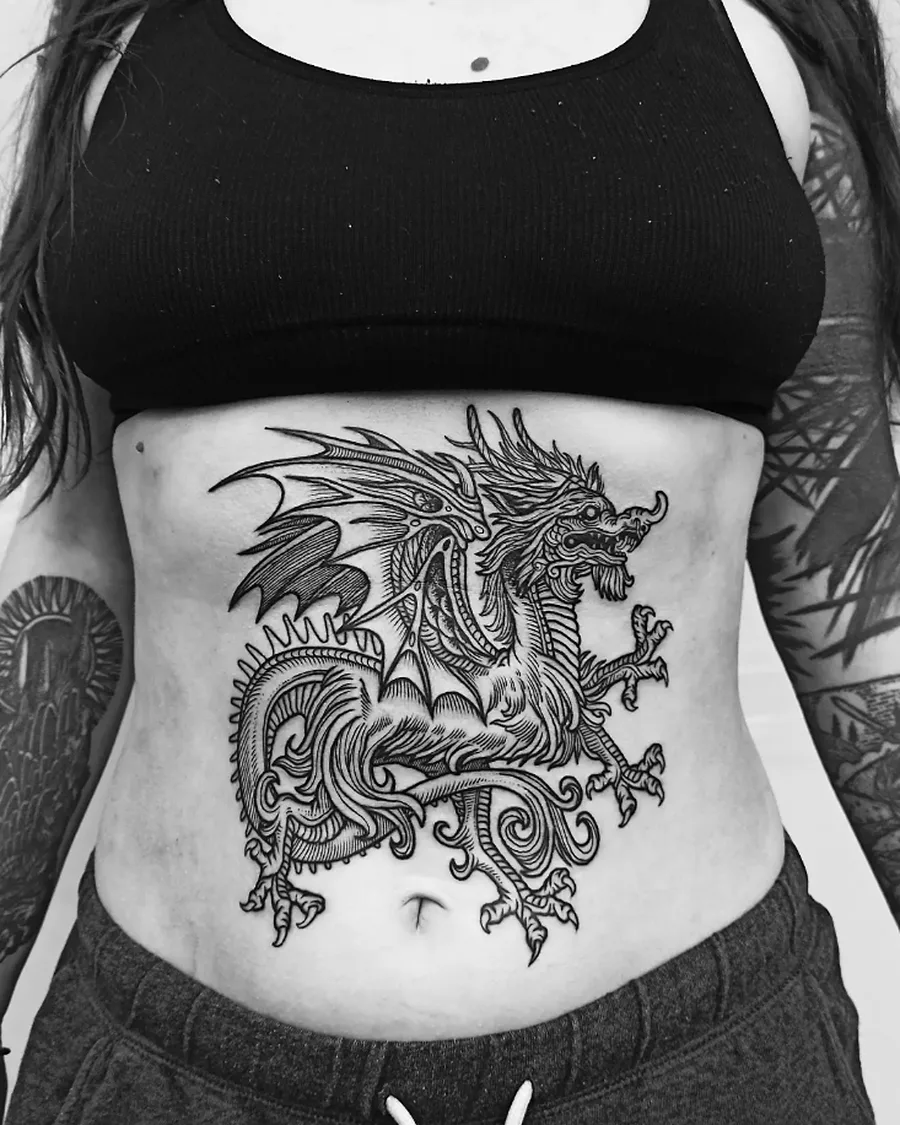 Tatouage blackwork dragon sur le buste, réalisé au studio Foudre Noire à Dunkerque