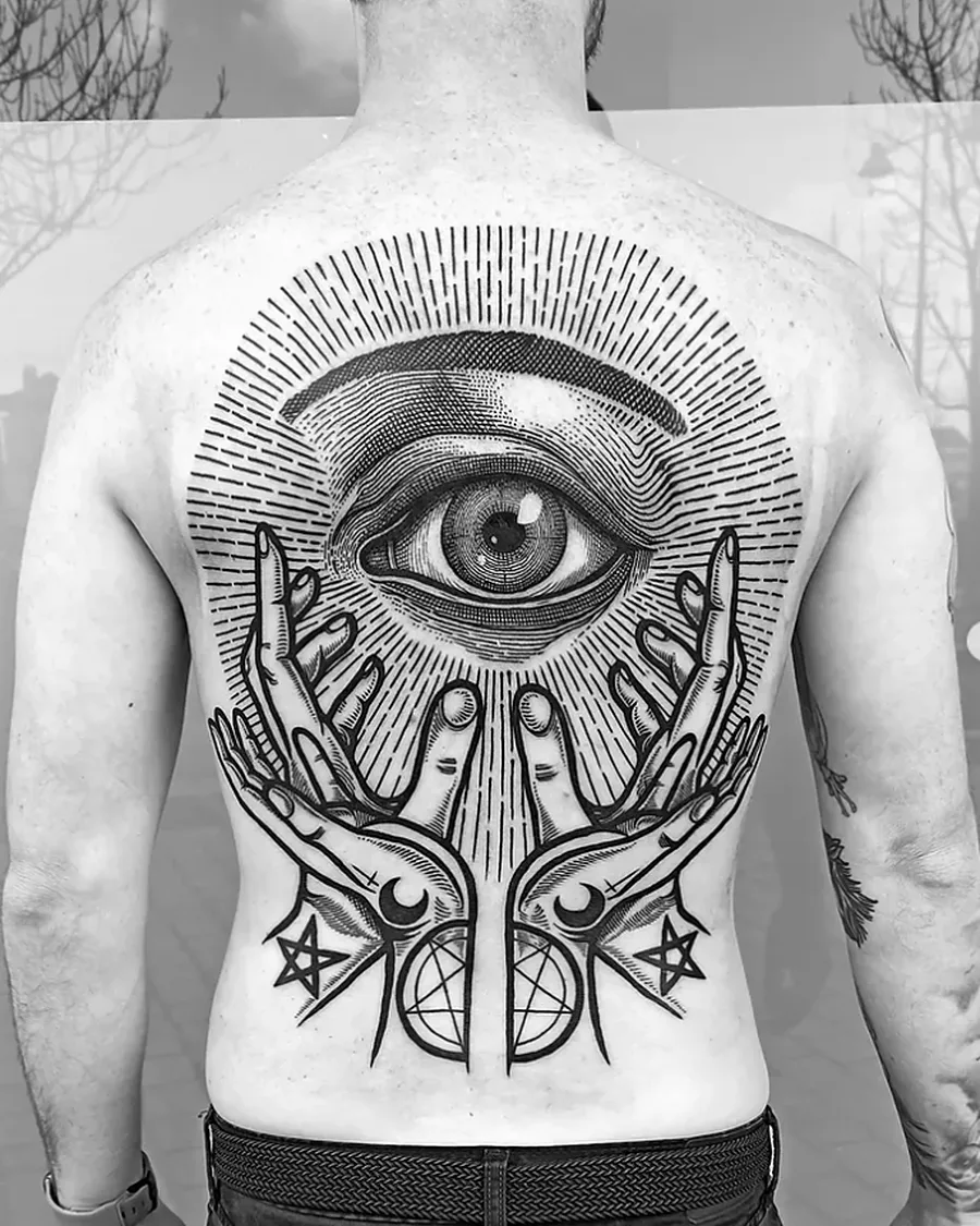 Tatouage dotwork œil et mains dans le dos, réalisé au studio Foudre Noire à Dunkerque