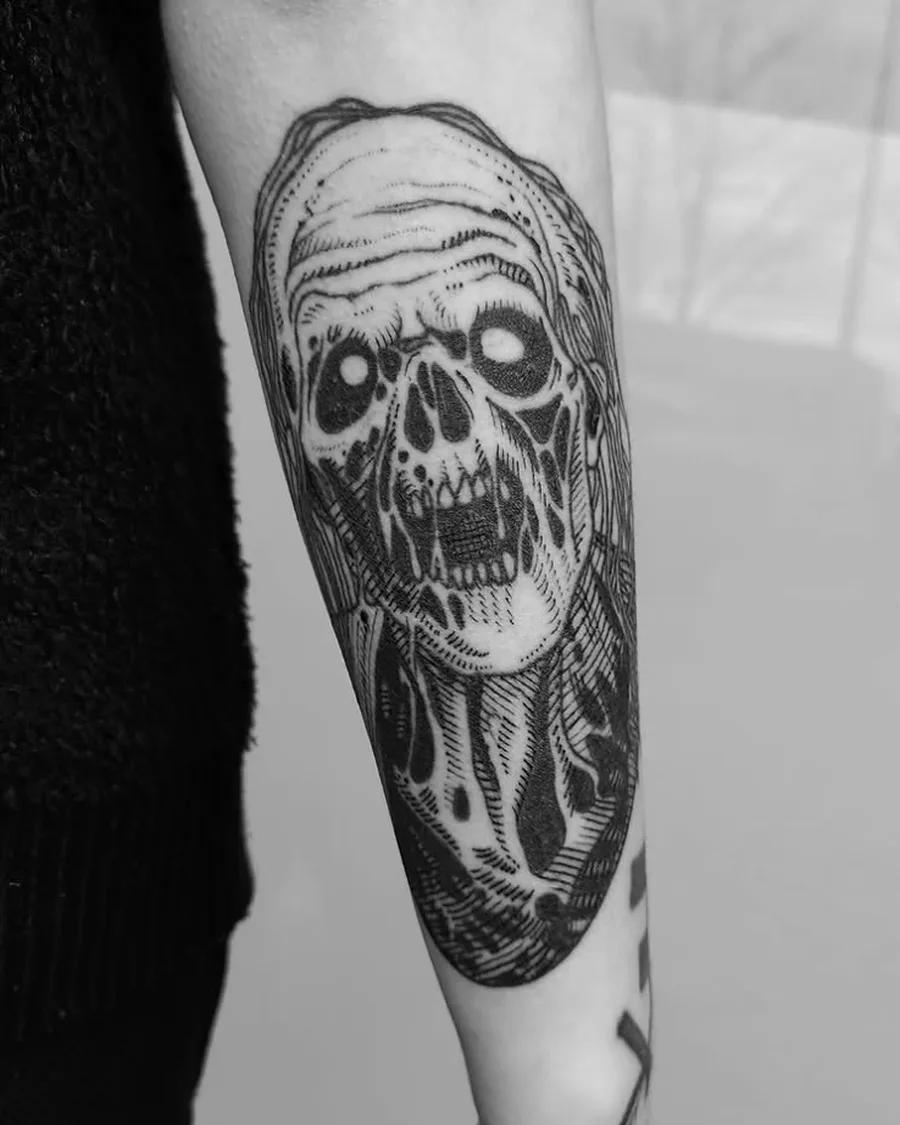 Tatouage crâne au trait fin sur l'avant-bras, réalisé au studio Foudre Noire à Dunkerque